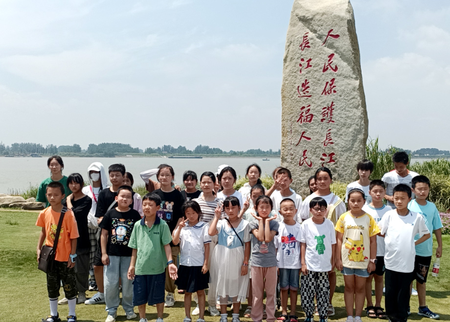 1382cm太阳贵宾华东新能源汽车公司助力脱贫村儿童开展游学活动